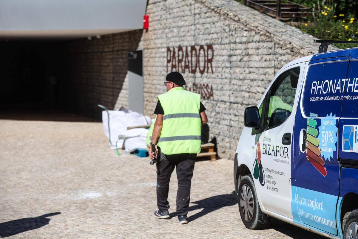 Un hombre trabaja en una de las entradas del Parador