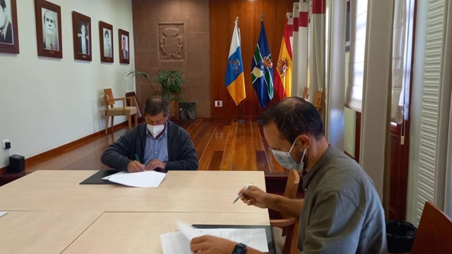 Veterinarios y Ayuntamiento de Tejeda firman un convenio para censar a los animales de compañía