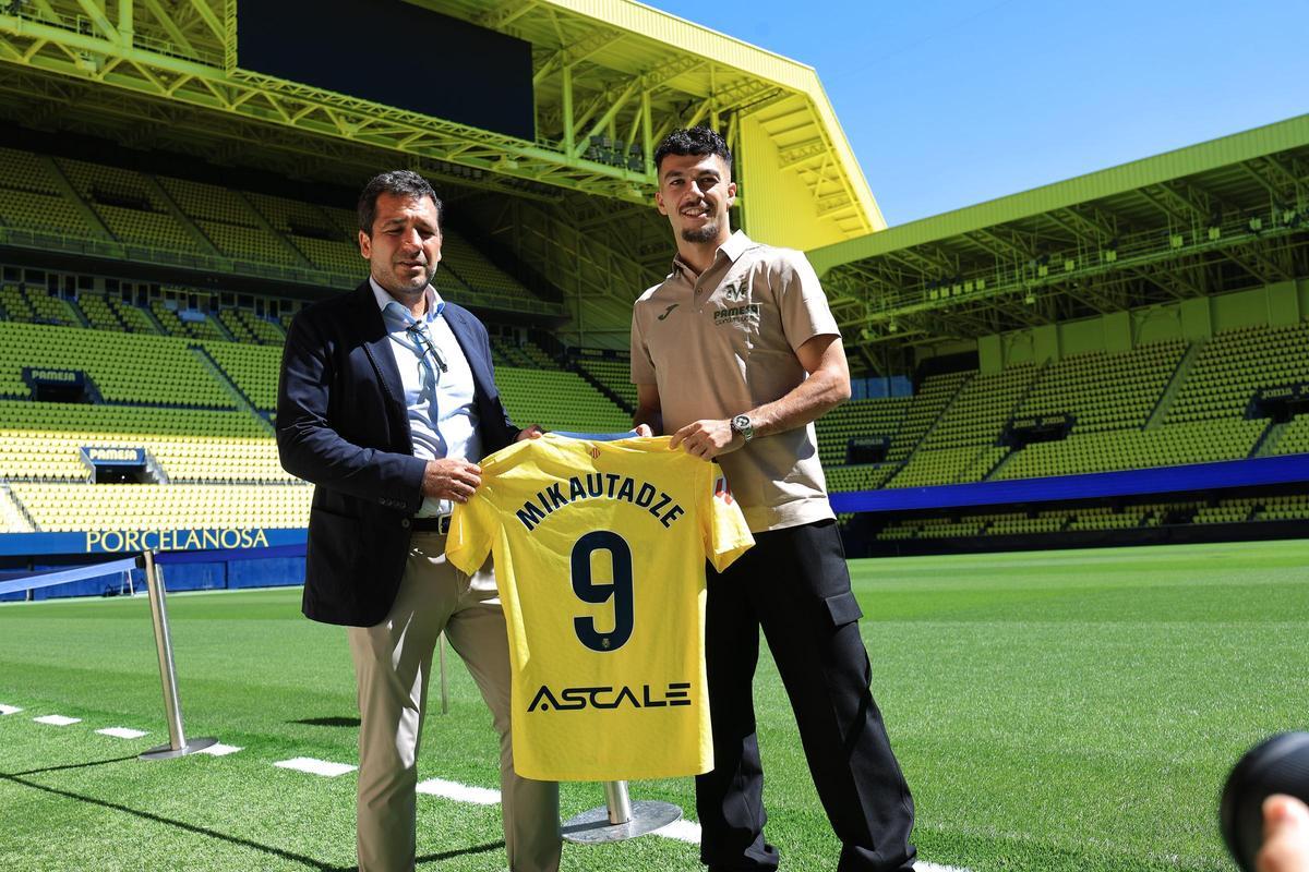 Georges Mikautadze, junto al consejero delegado del Villarreal, Fernando Roig Negueroles.