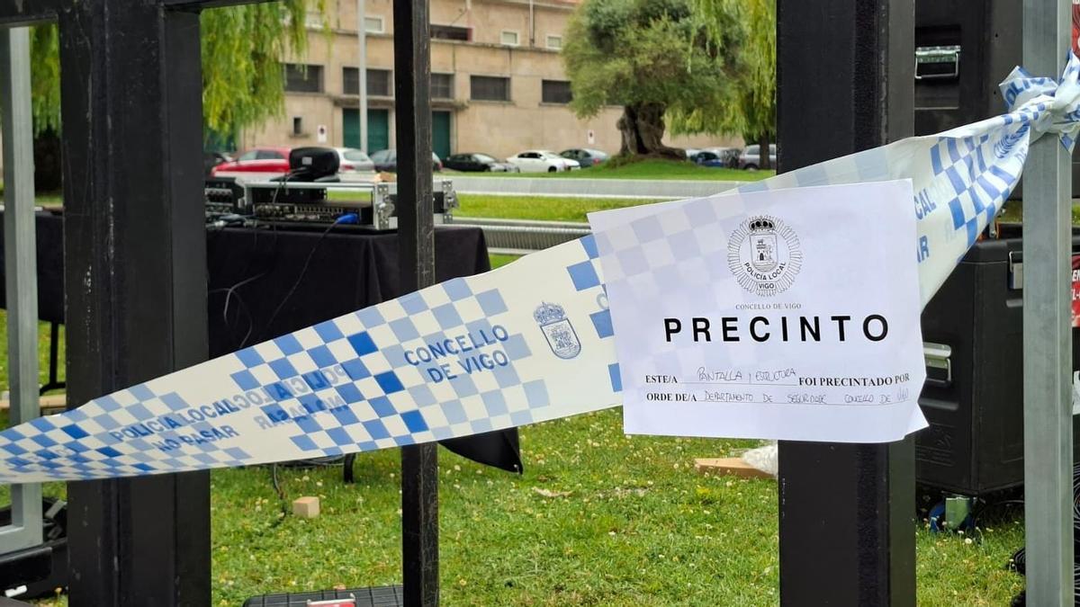 Pantalla precintada el viernes en Praza da Estrela.