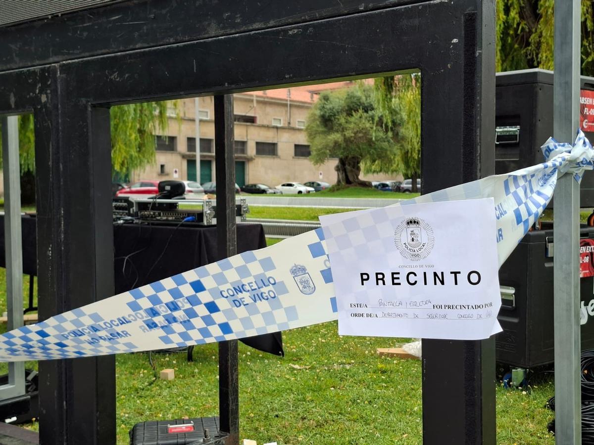 Pantalla precintada el viernes en Praza da Estrela.