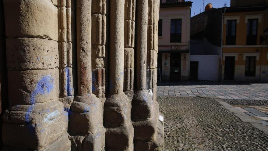 Pintan con tiza el pórtico de la iglesia vieja de Sabugo