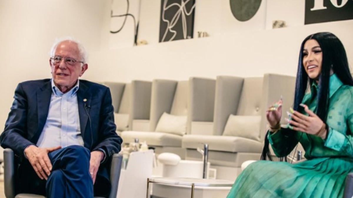 El senador Bernie Sanders conversa con la rapera Cardi B en su primer encuentro este lunes.