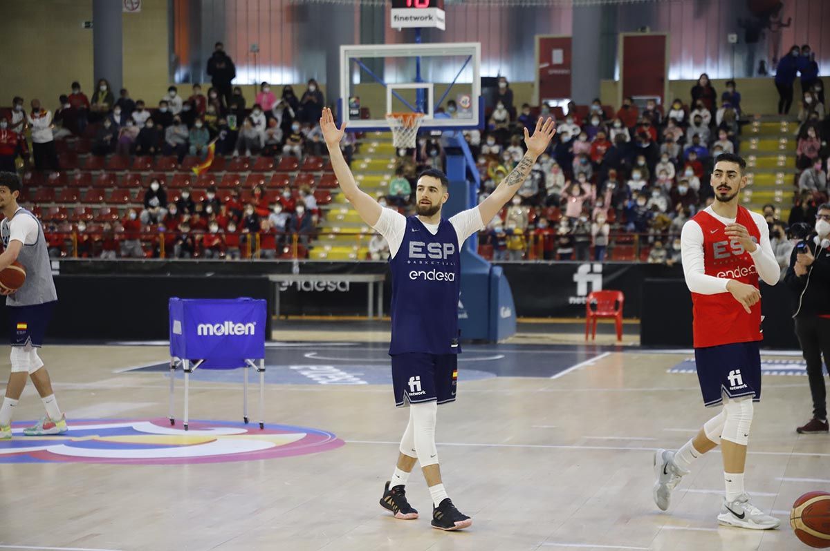 Las imágenes de la selección española de baloncesto con los jóvenes cordobeses en Vista Alegre