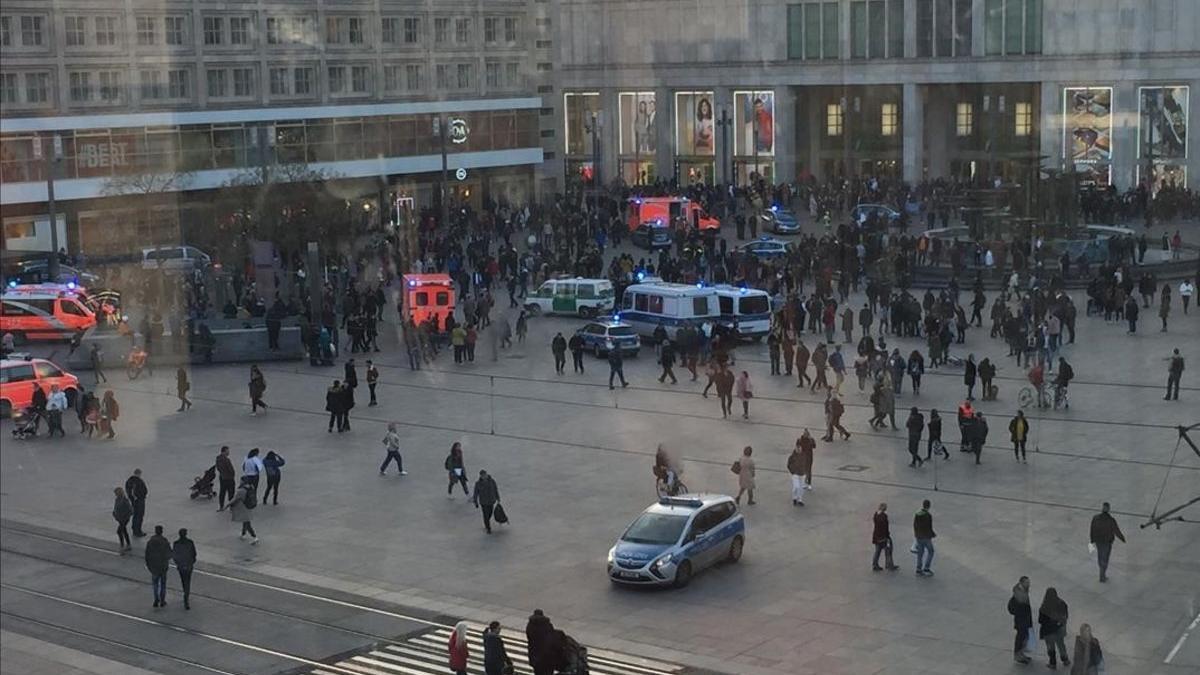 Presencia policial en la berlinesa Alexanderplatz tras el enfrentamiento propiciado por dos youtubers rivales.