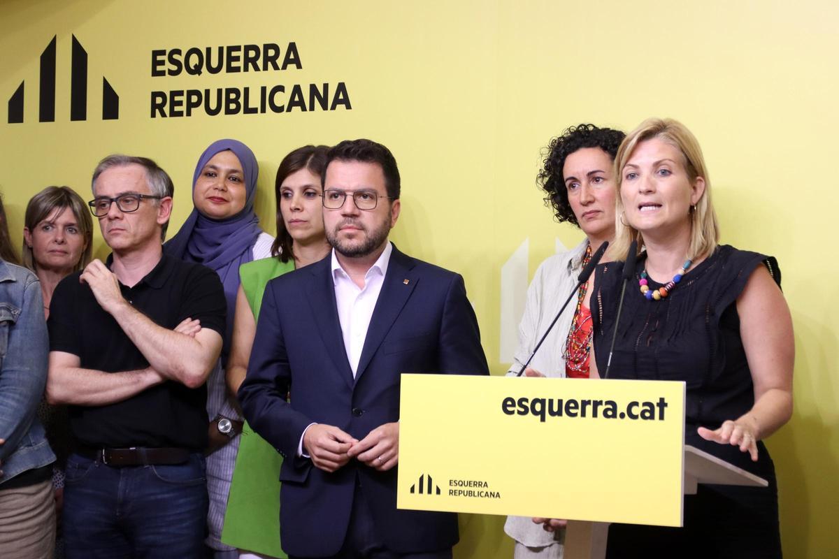 Els negociadors d'ERC Josep Maria Jové, Marta Vilalta i Marta Rovira; el president de la Generalitat, Pere Aragonès, i la portaveu, Raquel Sans, en una roda de premsa per anunciar un preacord amb el PSC per a la investidura de Salvador Illa.