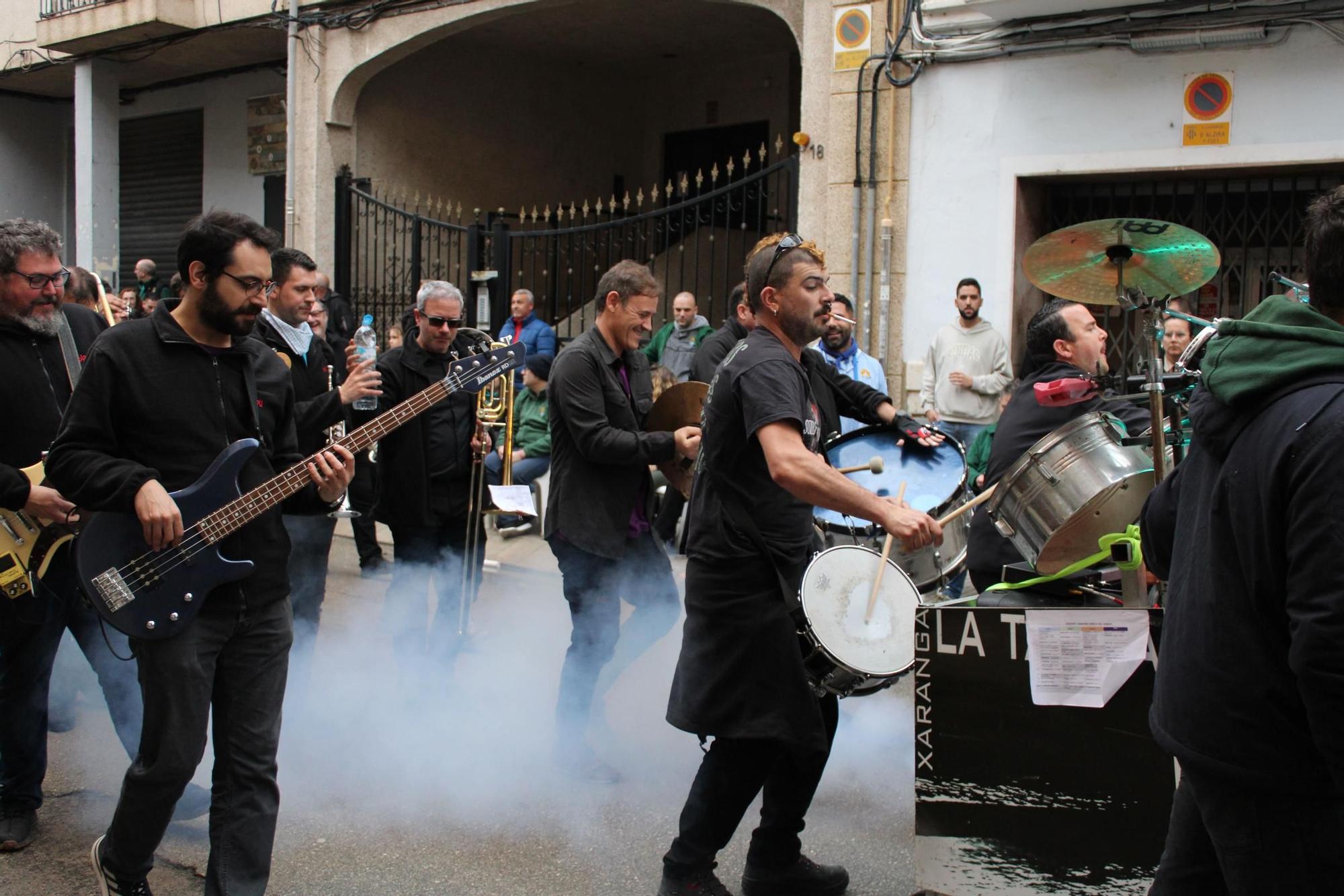 Las comisiones falleras llenan Alzira de música y baile en el desfile de pasodobles