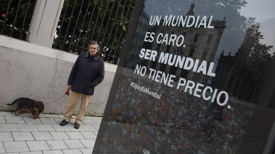 Polémica en Gijón por los carteles del no al Mundial del Ayuntamiento: &quot;Echan más leña al fuego&quot;