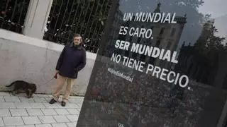 Polémica en Gijón por los carteles del no al Mundial del Ayuntamiento: "Echan más leña al fuego"