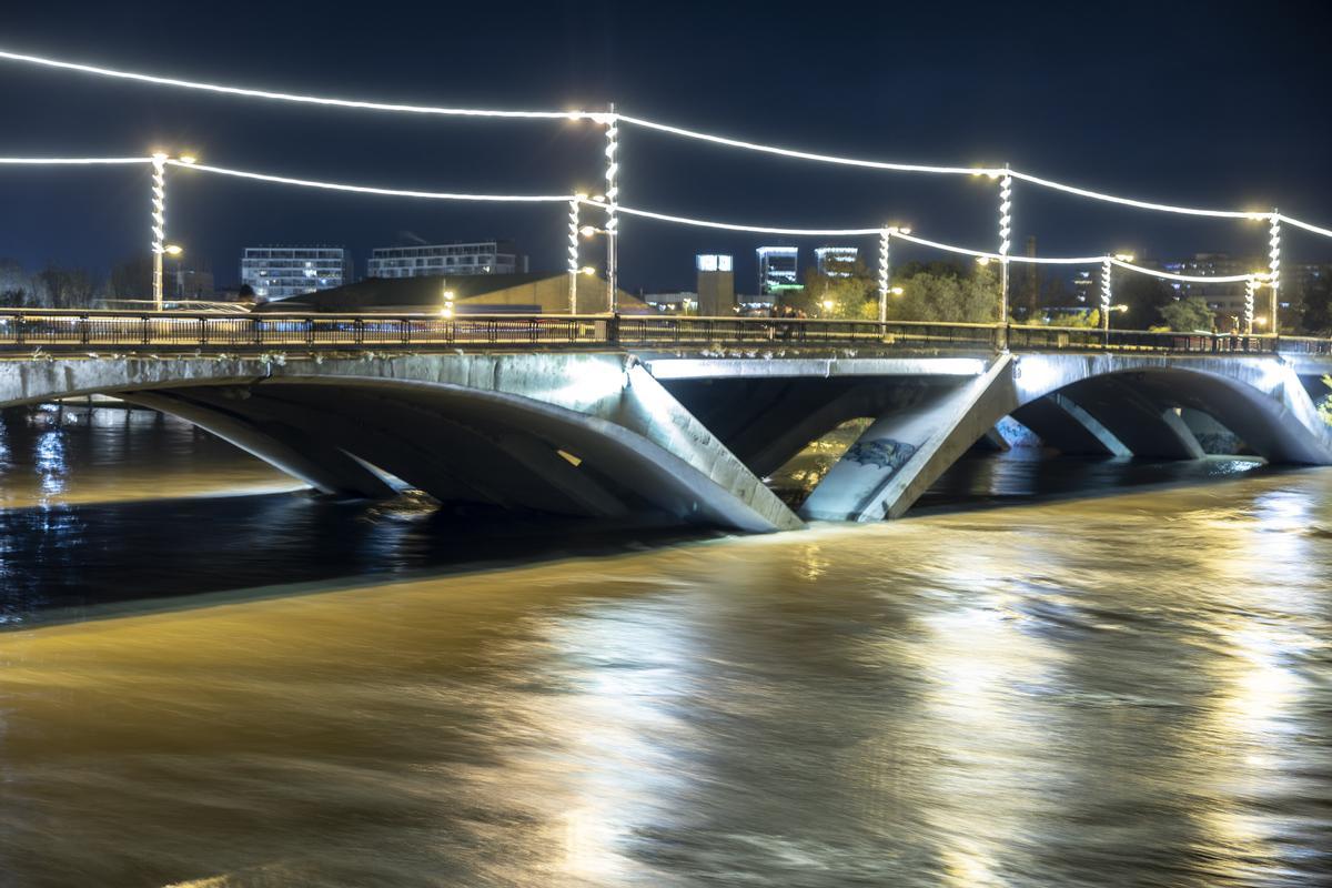 La crecida del Ebro pasa por Zaragoza sin consecuencias graves