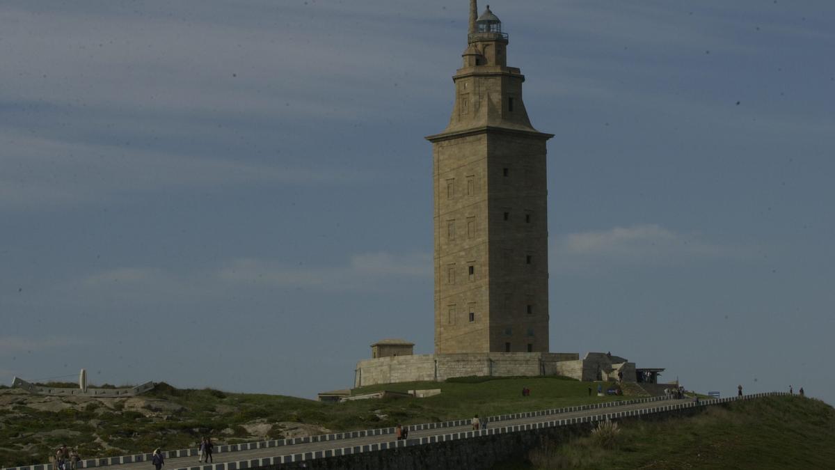 La Torre de Hércules, un día con nubes y claros en A Coruña.