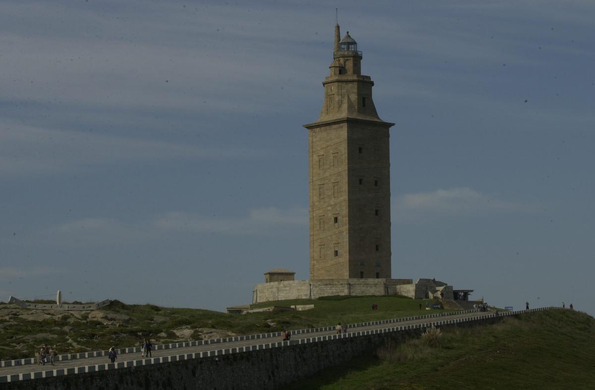 La Torre de Hércules, un día con nubes y claros en A Coruña.