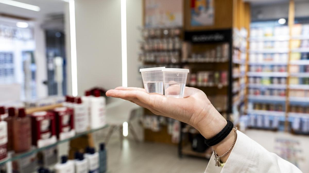 Preparado de metadona en una farmacia de la barriada cacereña de Moctezuma