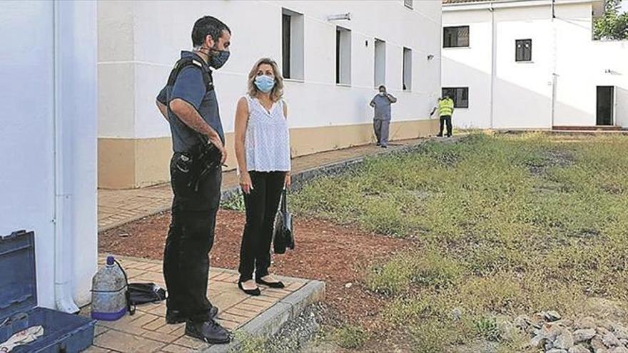 el ayuntamiento de montoro pavimenta el patio interior de la casa cuartel