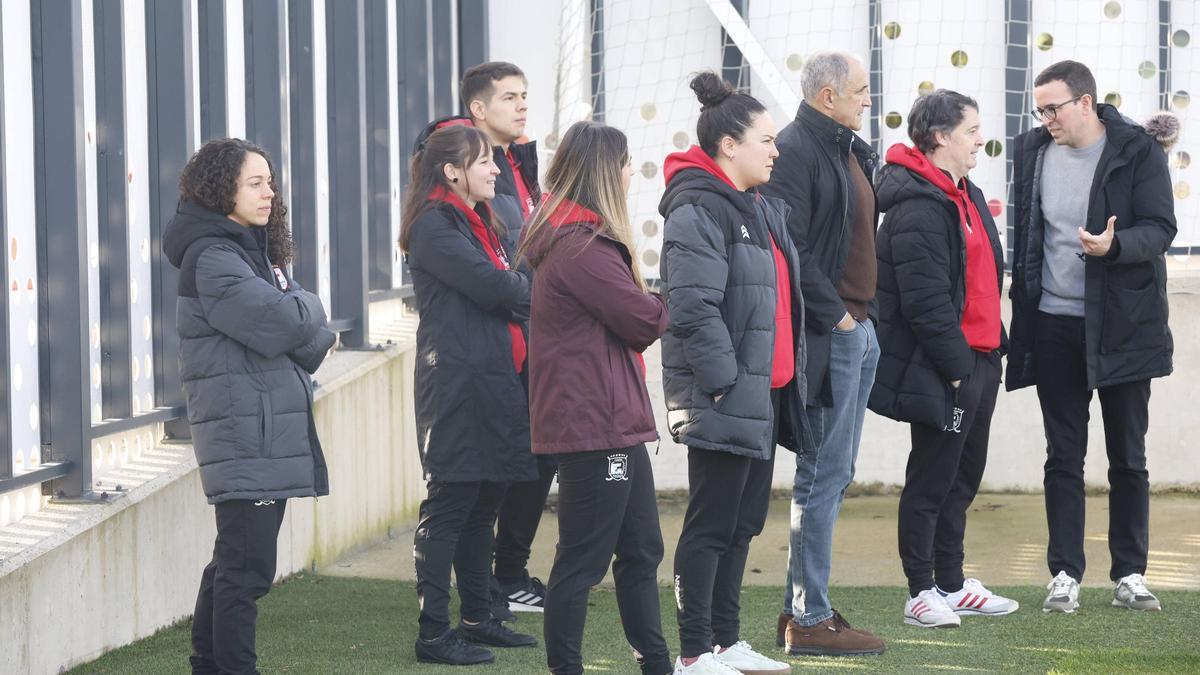 El cuerpo técnico del Telecable, junto a Joaquín Alonso, relaciones institucionales, y Carlos Llamas, director de comunicación.