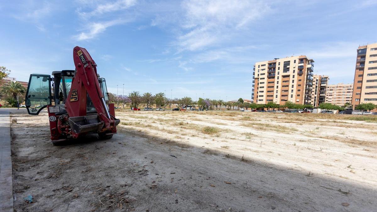 Maquinaria en el solar donde se construirá el centro de día de salud mental, en el PAU 1