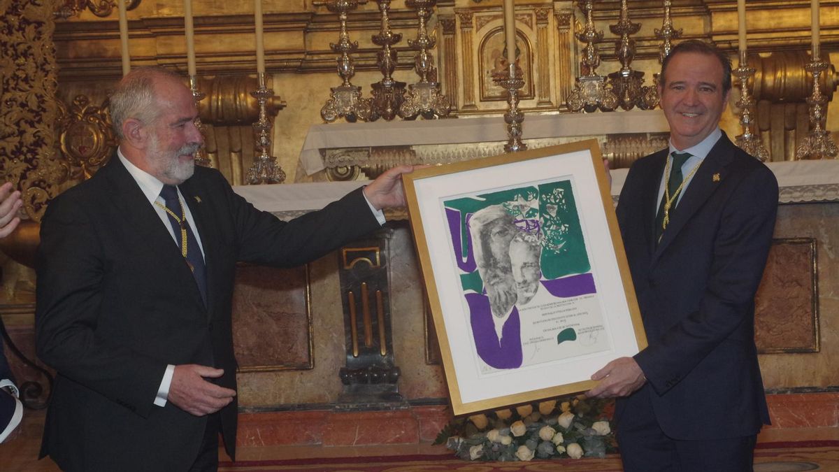 Pablo Atencia recibe la medalla de oro de la Agrupación de Cofradías de Málaga