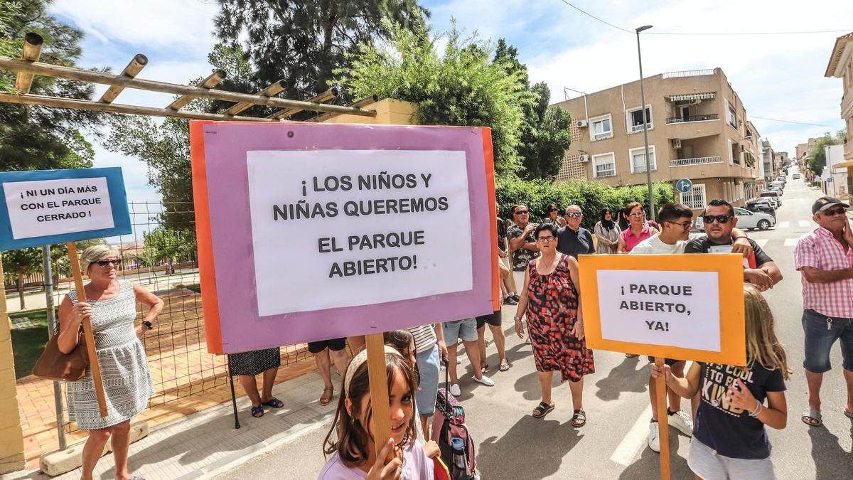 Protesta por el cierre del parque en San Miguel de Salinas