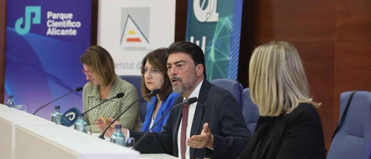 El alcalde de Alicante, Luis Barcala, durante el acto organizado en el Parque Científico de la UA