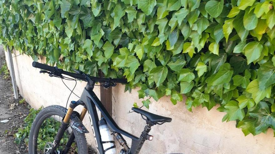  da a la fuga tras arrollar a un ciclista en Consell