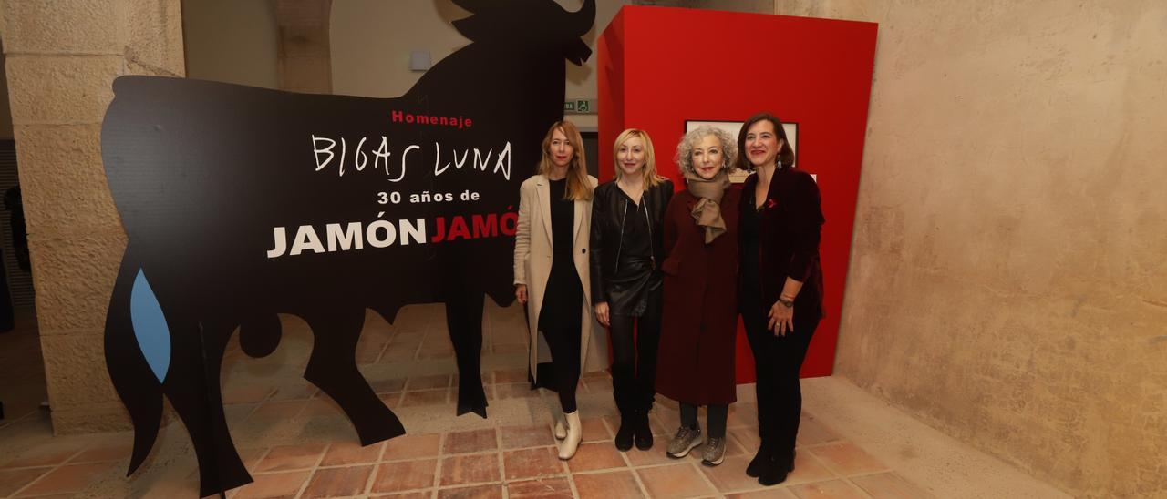 Betty Bigas, Vicky Calavia, Celia Orós y Sara Fernández, este jueves en la presentación del festival La Mirada Tabú en los antiguos depósitos del Pignatelli, que acoge la exposición sobre la película 'Jamón, jamón'.