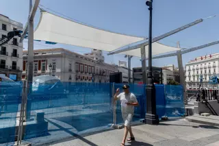 El Ayuntamiento de Madrid defiende sus toldos en la Puerta del Sol y recuerda que es una estructura BIC: "No se puede plantar ni un árbol"