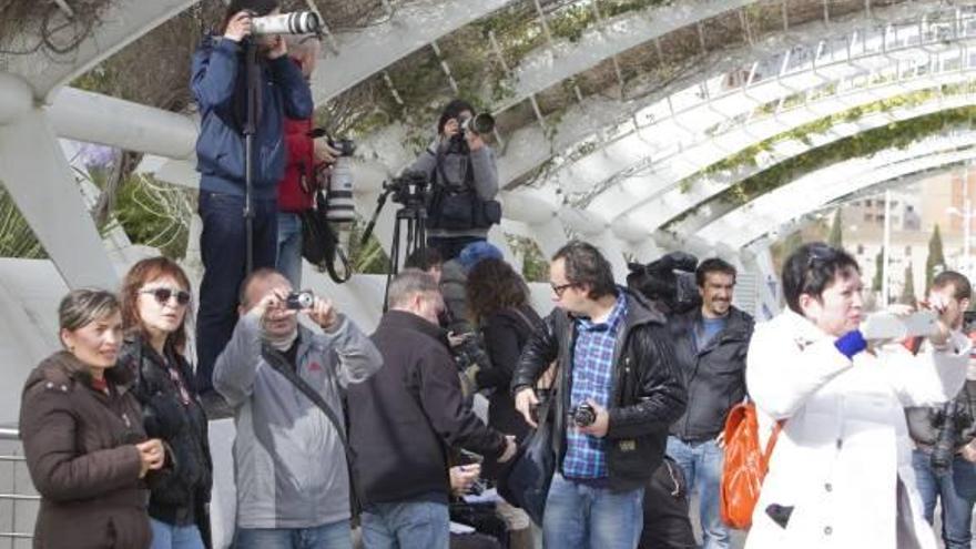 Curiosos, fotoperiodistas y cámaras de televisión enfocan hacia el decorado.