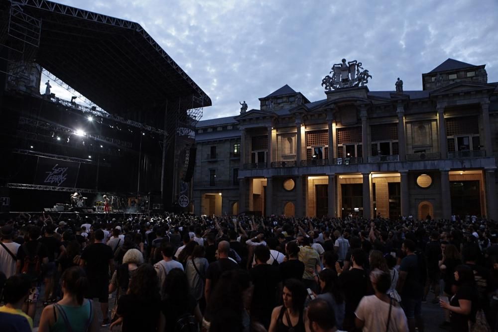 Primer día de festival de la mano del "Tsunami Xixón"