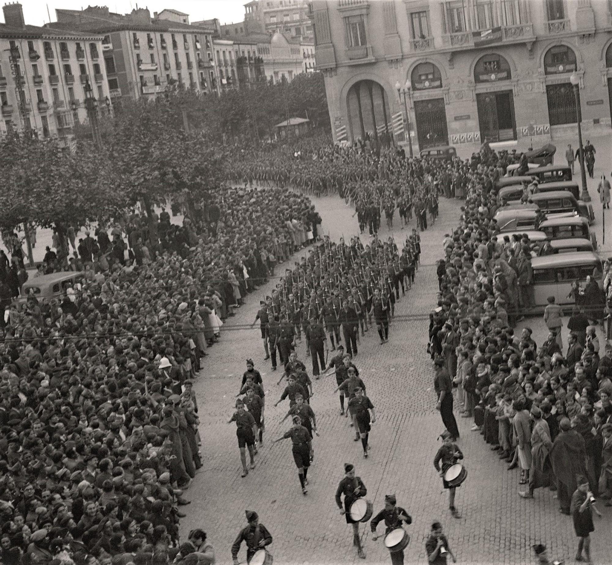 Desfile por el aniversario de Falange en la plaza de la Constitución, 1936