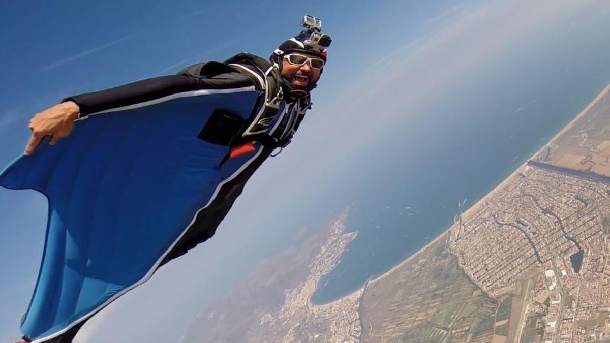 El paracaidista Armando del Rey, durante un salto con traje de alas desde un avioneta en Ampuria Brava