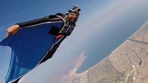 El paracaidista Armando del Rey, durante un salto base en Ampuria Brava.