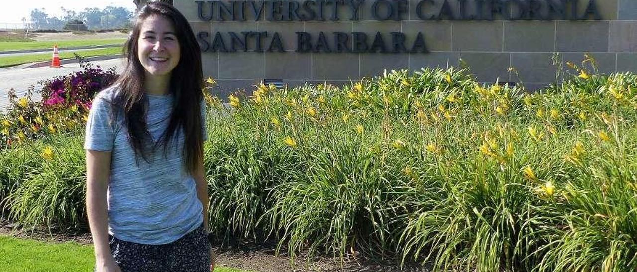La investigadora Alba Aguión, en el campus de la Universidad de California en Santa Bárbara.