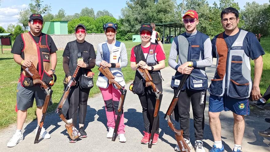 Los miembros de la selección española, con Fátima Fálvez de blanco, en el centro, en el Europeo de Croacia.