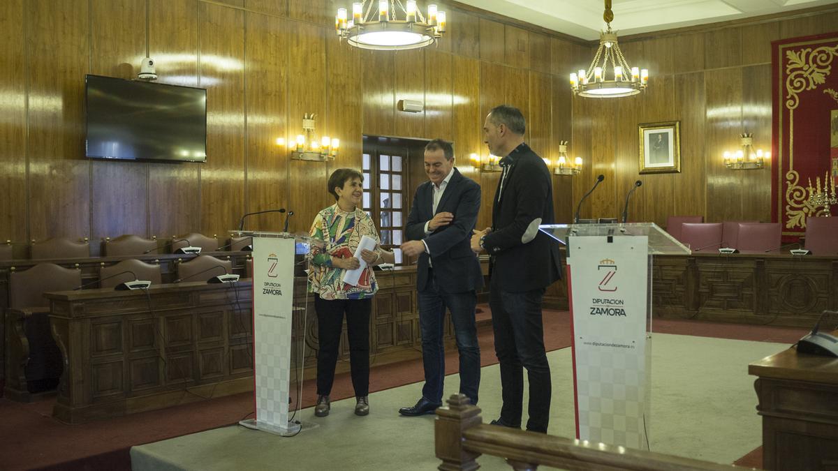 La alcaldesa de San Cristóbal, Leonor González, el presidente de la Diputación, Francisco Requejo, y el diputado de Desarrollo Económico, Emilio Fernández, tras la firma del convenio.