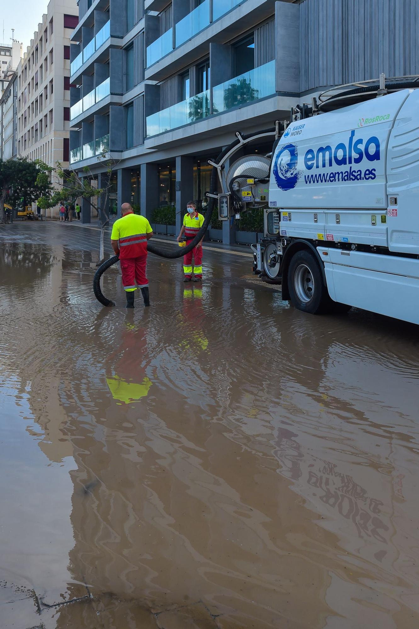 Rotura de una tubería junto a Casino Las Palmas y el hotel Lumm