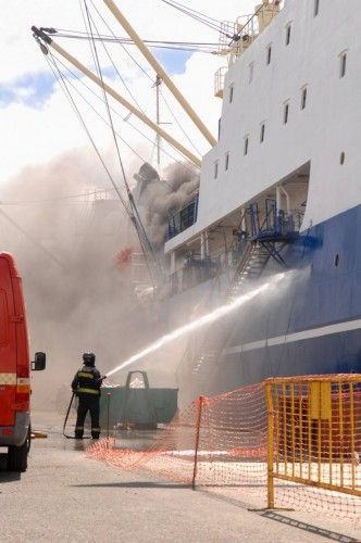 Incendio en el pesquero ruso Oleg Naydenov, atracado en el dique Reina Sof?a