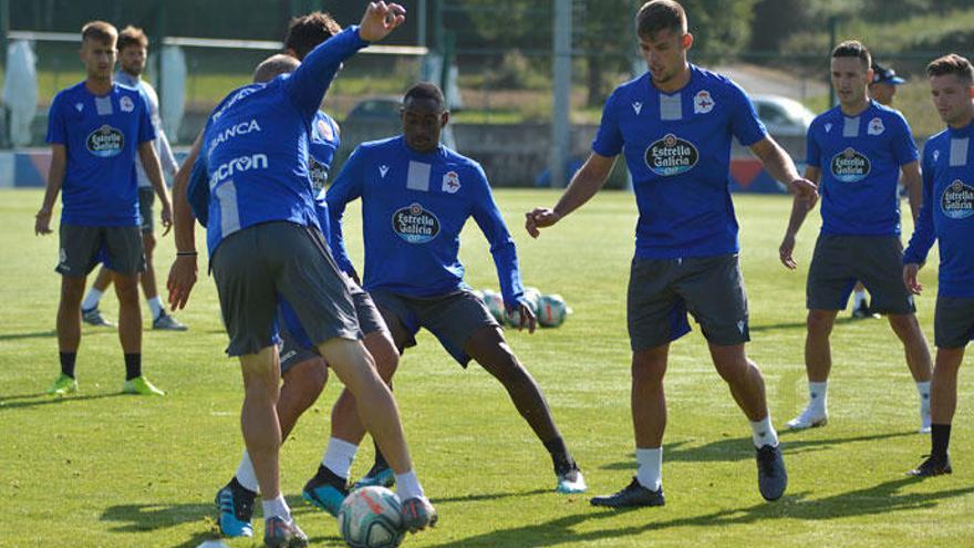 Entrenamiento del Deportivo, ayer en la Ciudad Deportiva de Abegondo.