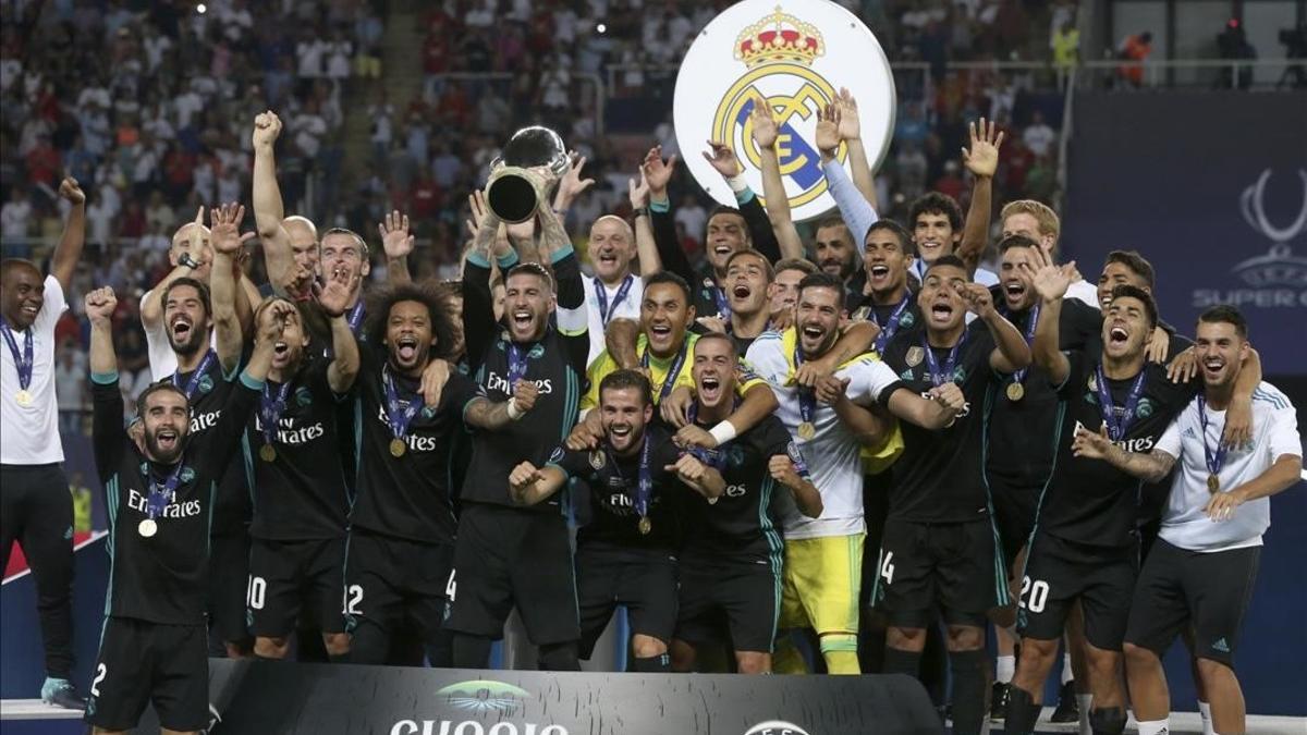 Los jugadores del Madrid posan con el trofeo conquistado ante el United en Skopje