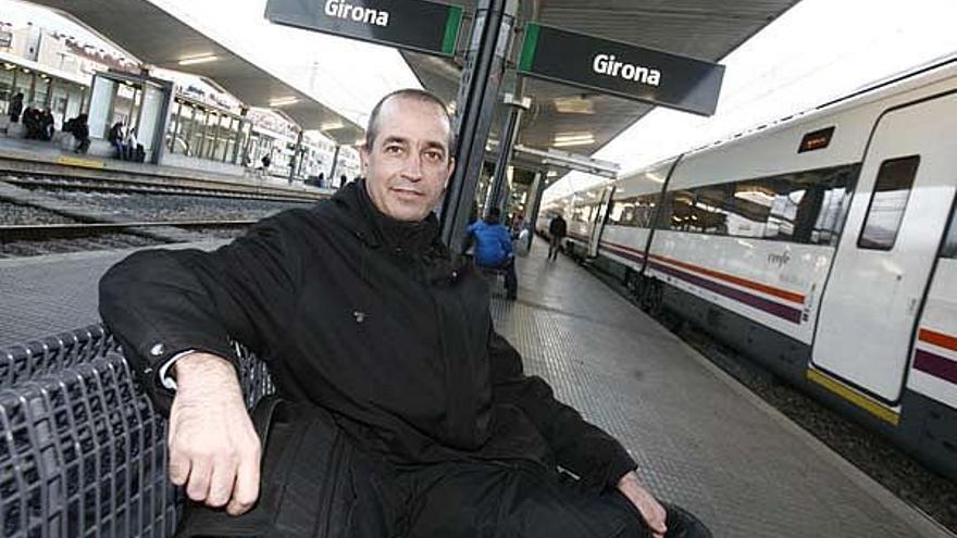 El portaveu de la Plataforma d&#039;Usuaris de Renfe, Albert Orriols, davant un dels nous trens de mitjana distància a l&#039;estació de Girona.