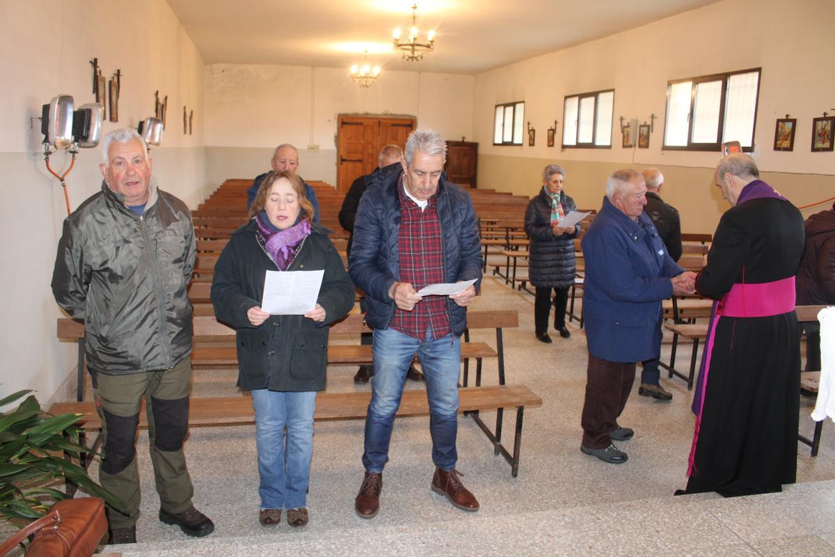 GALERÍA | El obispo visita Villanueva de la Sierra y As Hedradas