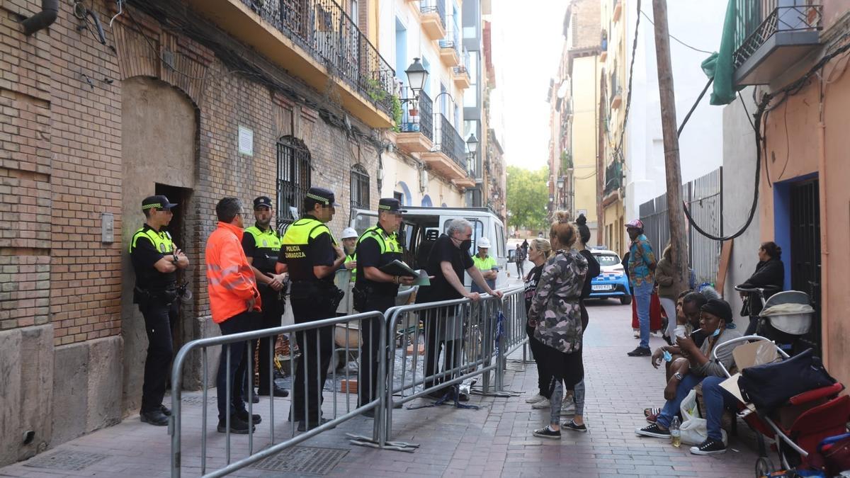 FOTOGALERÍA | Desalojo del edificio okupa quemado en Pignatelli