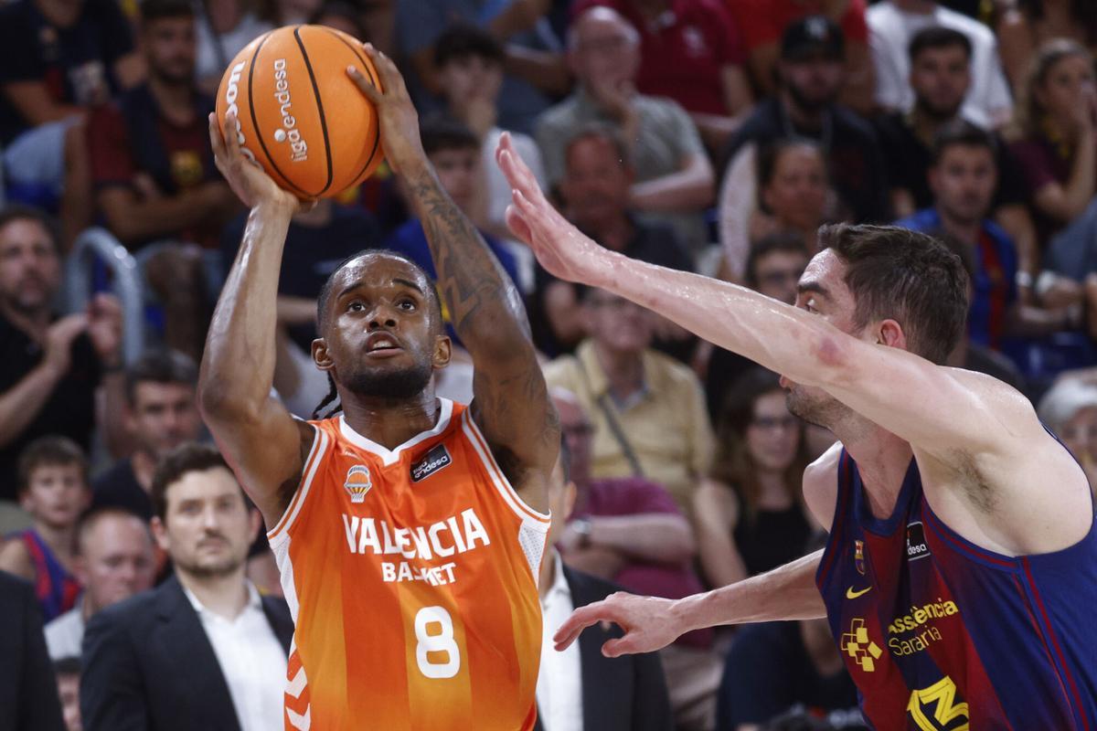 BARCELONA, 22/06/2026.- El escolta dominicano del Valencia Jean Montero se dispone a lanzar ante Tomas Satoransky (d), del Barcelona, durante el tercer partido de la final de la Liga Endesa que FC Barcelona y Valencia Basket han disputado este lunes en el Palau Blaugrana, en Barcelona. EFE/Quique García