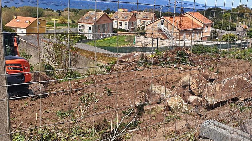 El terreno donado al Concello, con vistas al mar. |   //  FDV