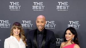 La alfombra roja de los premios The Best FIFA 2023. Los presentadores de la gala Thierry Henry y Reshmin chowdhury.