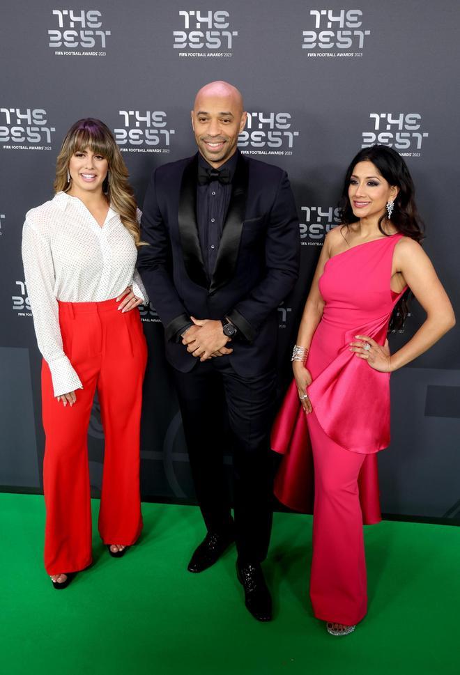 La alfombra roja de los premios The Best FIFA 2023. Los presentadores de la gala Thierry Henry y Reshmin chowdhury.