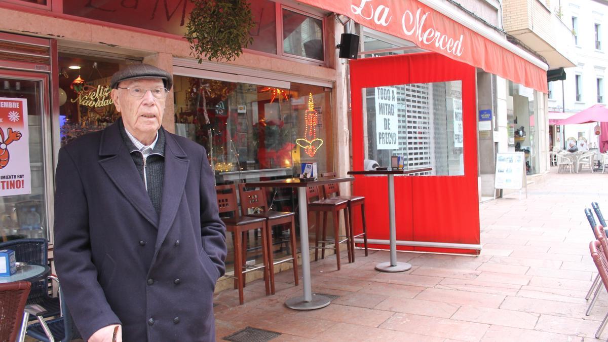 Ramón Sánchez, ante el local de La Merced, en el centro de la villa moscona.