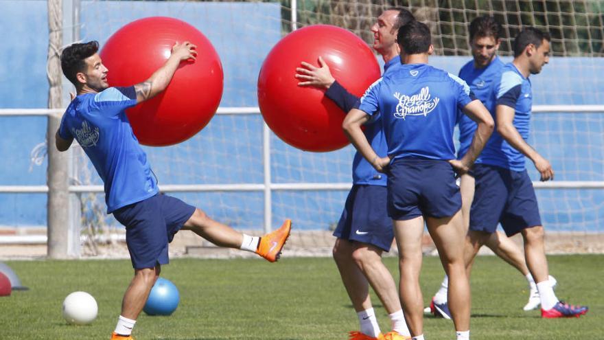 Rubén y Ramis realizan ejercicios con pelotas de «fitness», ayer en Buñol.