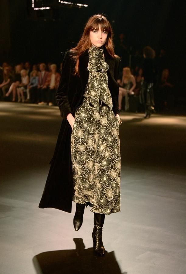 Saint Laurent Otoño-Invierno 2016/2017: pantalón culotte + camisa con lazo.