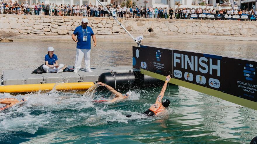 La llegada de los nadadores masculinos en el Open de España de ‘Knockout’ en el puerto de Santa Eulària. | FOTOS DE YASMINARTVISUAL