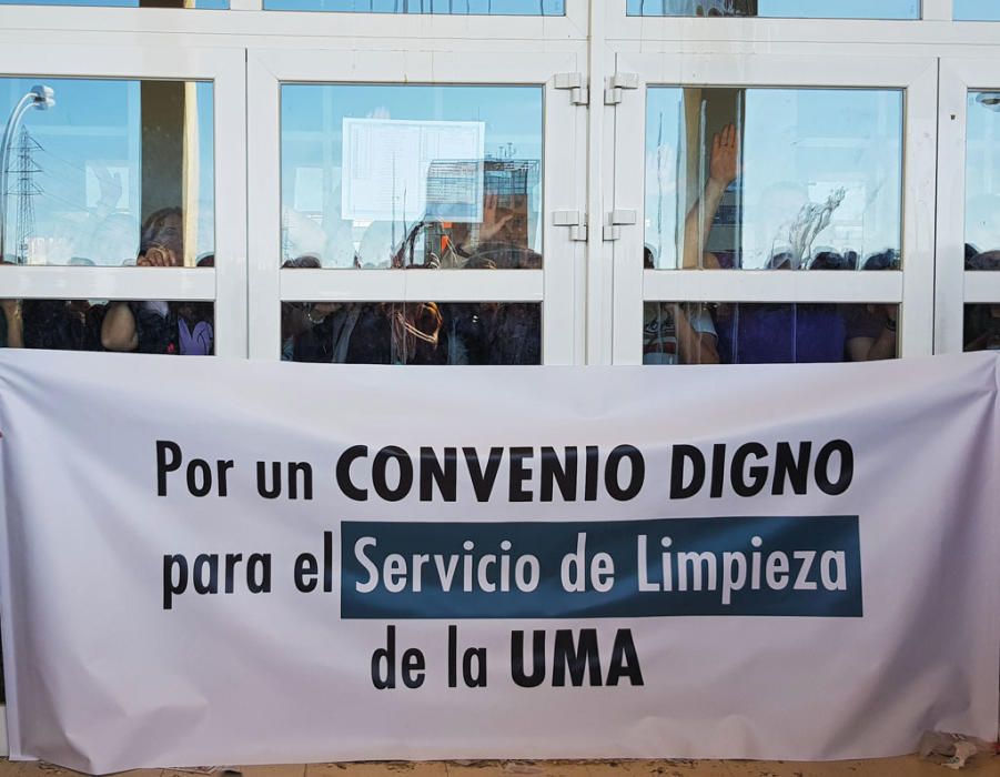 El encierro del personal de limpieza en la Facultad de Derecho de la Universidad de Málaga llega a su tercer día. La basura de los centros sigue acumulándose, pero las empresas, los trabajadores y la institución académica todavía no han llegado a un acuerdo. Este miércoles se ha vuelto a repetir la concentración de otros limpiadores a las puertas del edificio